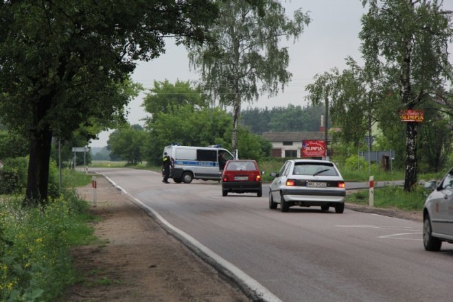 Droga od Kruków do Nowej Wsi zablokowana: Plama oleju uniemożliwia przejazd [21.VI.2012]  - zdjęcie #1 - eOstroleka.pl
