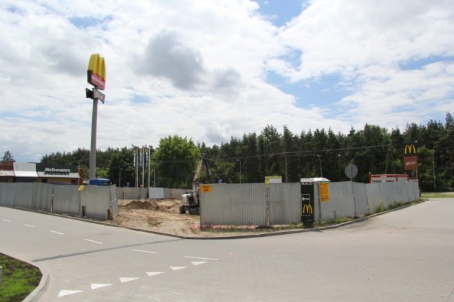 Trwa budowa stacji paliw przy ostrołęckim Mc Donaldzie [25.VI.2012] - zdjęcie #1 - eOstroleka.pl