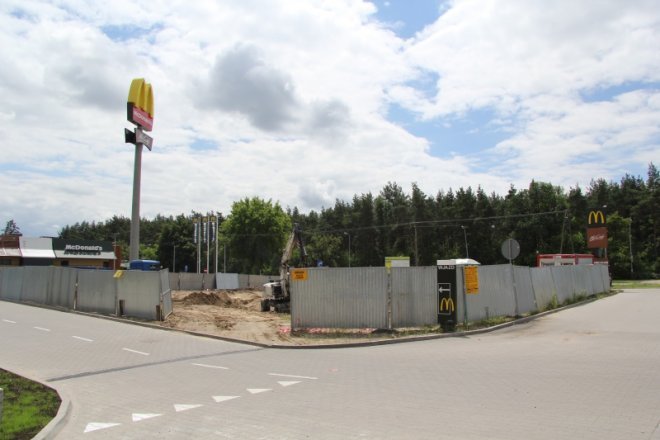 Trwa budowa stacji paliw przy ostrołęckim Mc Donaldzie [25.VI.2012] - zdjęcie #11 - eOstroleka.pl