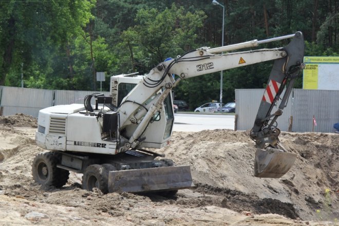 Trwa budowa stacji paliw przy ostrołęckim Mc Donaldzie [25.VI.2012] - zdjęcie #7 - eOstroleka.pl