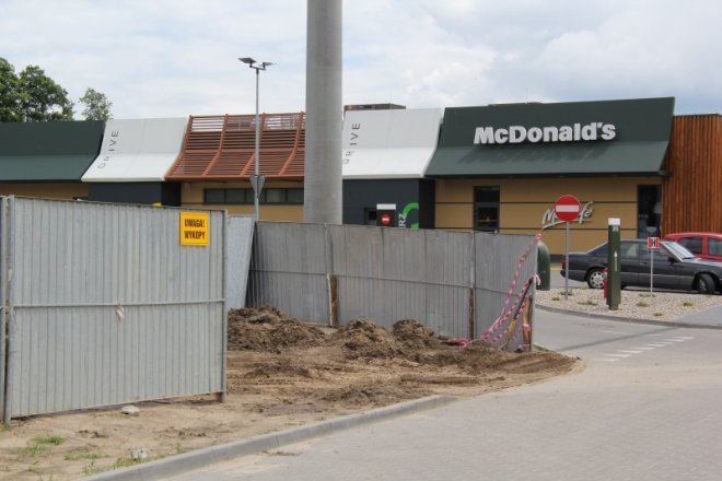 Trwa budowa stacji paliw przy ostrołęckim Mc Donaldzie [25.VI.2012] - zdjęcie #5 - eOstroleka.pl
