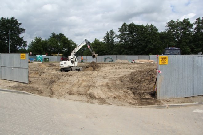Trwa budowa stacji paliw przy ostrołęckim Mc Donaldzie [25.VI.2012] - zdjęcie #3 - eOstroleka.pl