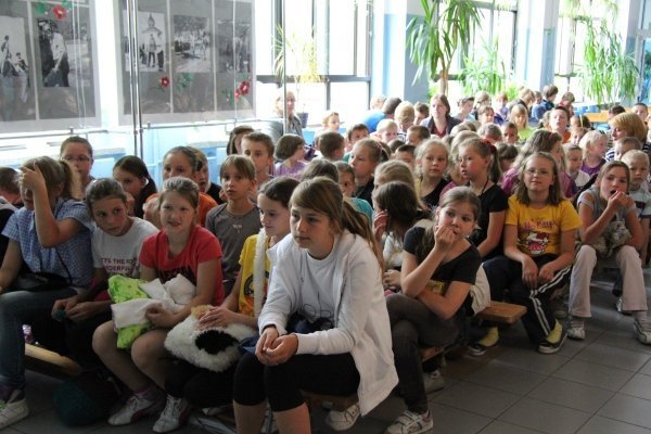 Festyn Żegnaj szkoło! Witajcie wakacje! w Szkole Podstawowej nr 10 [26.VI.2012] - zdjęcie #2 - eOstroleka.pl