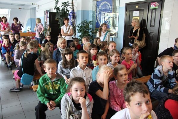 Festyn Żegnaj szkoło! Witajcie wakacje! w Szkole Podstawowej nr 10 [26.VI.2012] - zdjęcie #3 - eOstroleka.pl
