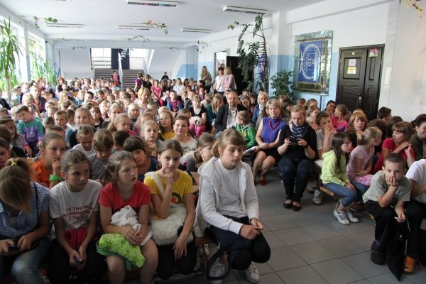Festyn Żegnaj szkoło! Witajcie wakacje! w Szkole Podstawowej nr 10 [26.VI.2012] - zdjęcie #8 - eOstroleka.pl