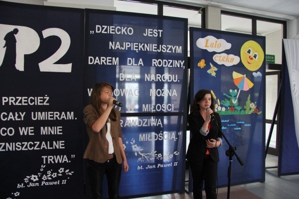 Festyn Żegnaj szkoło! Witajcie wakacje! w Szkole Podstawowej nr 10 [26.VI.2012] - zdjęcie #17 - eOstroleka.pl