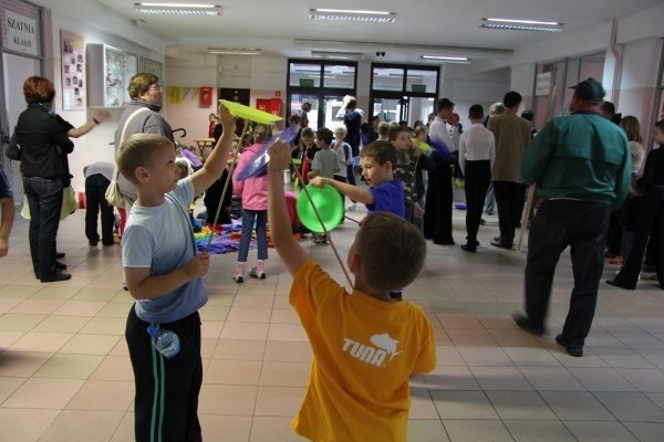 Festyn Żegnaj szkoło! Witajcie wakacje! w Szkole Podstawowej nr 10 [26.VI.2012] - zdjęcie #14 - eOstroleka.pl