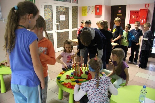 Festyn Żegnaj szkoło! Witajcie wakacje! w Szkole Podstawowej nr 10 [26.VI.2012] - zdjęcie #10 - eOstroleka.pl