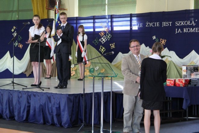 Trzecioklaliści opuścili Gimnazjum nr 5 [29.VI.2012] - zdjęcie #4 - eOstroleka.pl