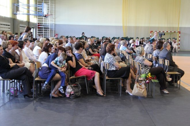 Trzecioklaliści opuścili Gimnazjum nr 5 [29.VI.2012] - zdjęcie #1 - eOstroleka.pl