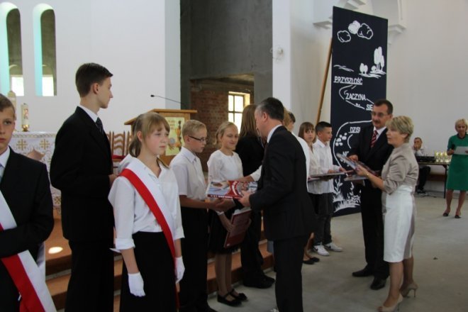 Zakończenie roku szkolnego w ostrołęckich szkołach [29 VI 2012] - zdjęcie #1 - eOstroleka.pl
