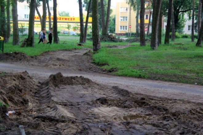 Trwa przebudowa parku miejskiego [4 VII 2012] - zdjęcie #13 - eOstroleka.pl