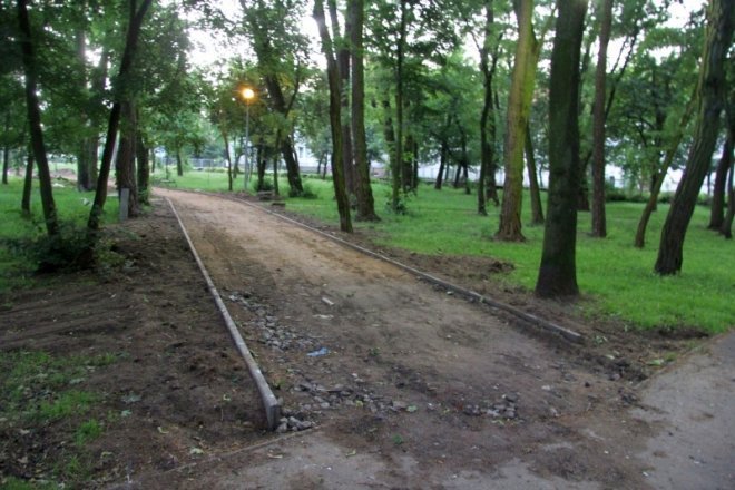 Trwa przebudowa parku miejskiego [4 VII 2012] - zdjęcie #2 - eOstroleka.pl