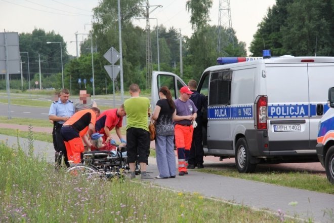 Było blisko tragedii: Karetka zabrała leżącego mężczyznę [10 VII 2012] - zdjęcie #12 - eOstroleka.pl