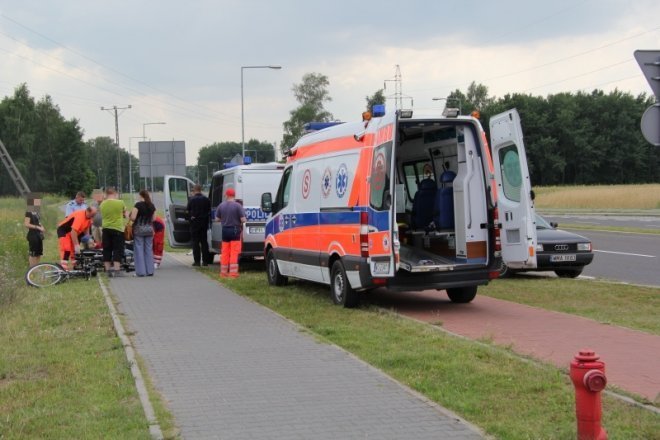 Było blisko tragedii: Karetka zabrała leżącego mężczyznę [10 VII 2012] - zdjęcie #11 - eOstroleka.pl