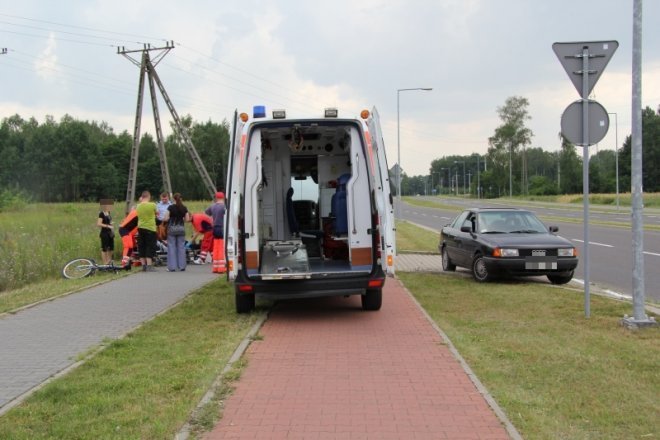 Było blisko tragedii: Karetka zabrała leżącego mężczyznę [10 VII 2012] - zdjęcie #10 - eOstroleka.pl