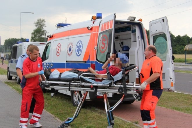 Było blisko tragedii: Karetka zabrała leżącego mężczyznę [10 VII 2012] - zdjęcie #8 - eOstroleka.pl