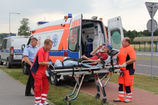 Było blisko tragedii: Karetka zabrała leżącego mężczyznę [10 VII 2012] - zdjęcie #7 - eOstroleka.pl
