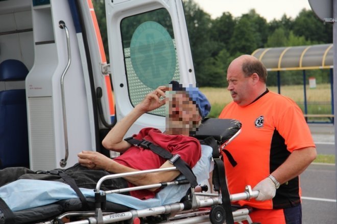Było blisko tragedii: Karetka zabrała leżącego mężczyznę [10 VII 2012] - zdjęcie #6 - eOstroleka.pl