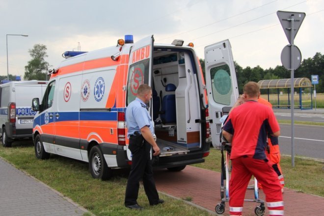 Było blisko tragedii: Karetka zabrała leżącego mężczyznę [10 VII 2012] - zdjęcie #5 - eOstroleka.pl