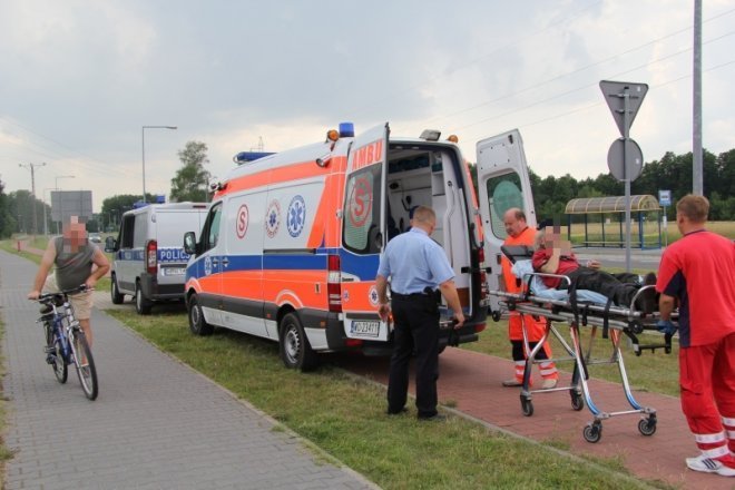 Było blisko tragedii: Karetka zabrała leżącego mężczyznę [10 VII 2012] - zdjęcie #4 - eOstroleka.pl