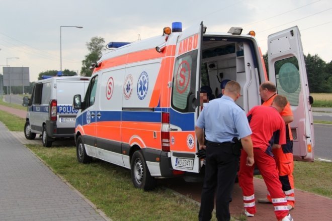 Było blisko tragedii: Karetka zabrała leżącego mężczyznę [10 VII 2012] - zdjęcie #3 - eOstroleka.pl
