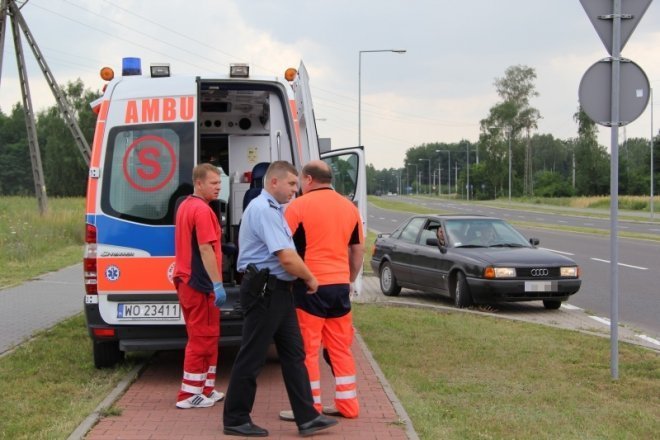 Było blisko tragedii: Karetka zabrała leżącego mężczyznę [10 VII 2012] - zdjęcie #2 - eOstroleka.pl