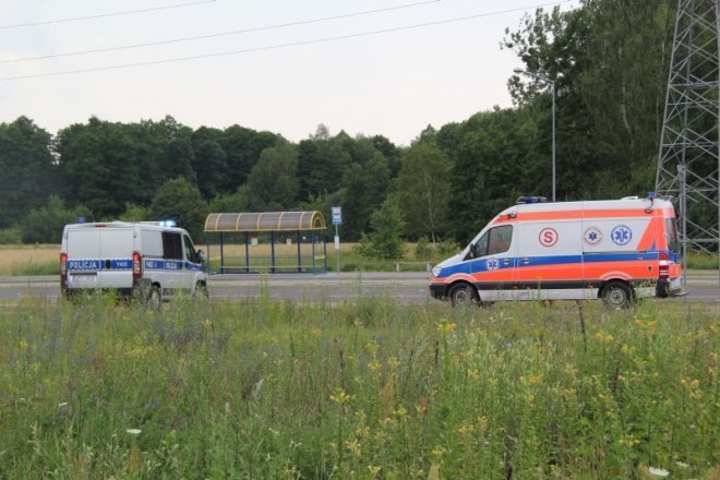 Było blisko tragedii: Karetka zabrała leżącego mężczyznę [10 VII 2012] - zdjęcie #1 - eOstroleka.pl