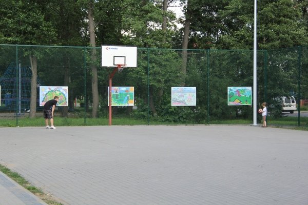 Ostrołęczanie chętnie spędzają czas w parku na osiedlu bursztynowym [10 VII 2012] - zdjęcie #1 - eOstroleka.pl