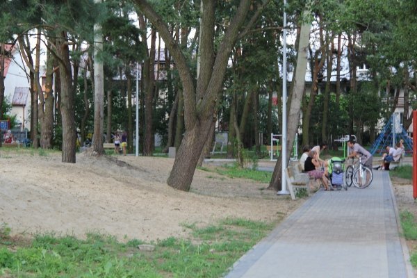 Ostrołęczanie chętnie spędzają czas w parku na osiedlu bursztynowym [10 VII 2012] - zdjęcie #2 - eOstroleka.pl