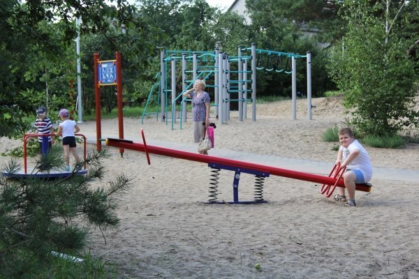 Ostrołęczanie chętnie spędzają czas w parku na osiedlu bursztynowym [10 VII 2012] - zdjęcie #4 - eOstroleka.pl