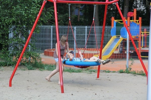 Ostrołęczanie chętnie spędzają czas w parku na osiedlu bursztynowym [10 VII 2012] - zdjęcie #5 - eOstroleka.pl