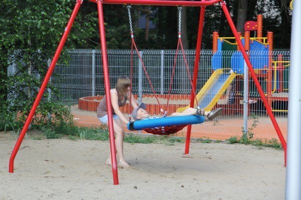Ostrołęczanie chętnie spędzają czas w parku na osiedlu bursztynowym [10 VII 2012] - zdjęcie #6 - eOstroleka.pl