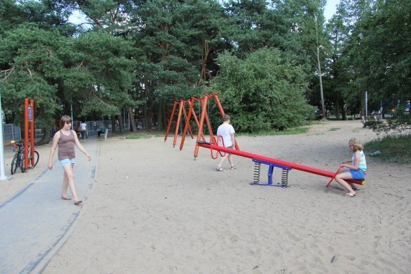 Ostrołęczanie chętnie spędzają czas w parku na osiedlu bursztynowym [10 VII 2012] - zdjęcie #9 - eOstroleka.pl