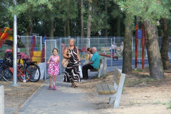 Ostrołęczanie chętnie spędzają czas w parku na osiedlu bursztynowym [10 VII 2012] - zdjęcie #11 - eOstroleka.pl