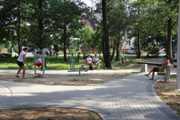 Ostrołęczanie chętnie spędzają czas w parku na osiedlu bursztynowym [10 VII 2012] - zdjęcie #12 - eOstroleka.pl