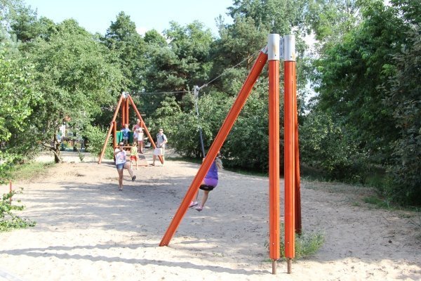 Ostrołęczanie chętnie spędzają czas w parku na osiedlu bursztynowym [10 VII 2012] - zdjęcie #18 - eOstroleka.pl