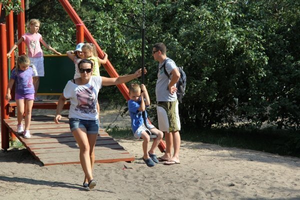 Ostrołęczanie chętnie spędzają czas w parku na osiedlu bursztynowym [10 VII 2012] - zdjęcie #19 - eOstroleka.pl