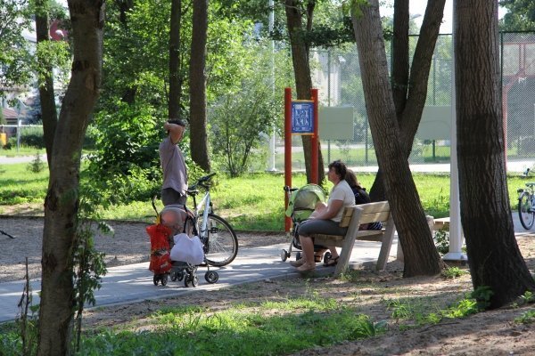 Ostrołęczanie chętnie spędzają czas w parku na osiedlu bursztynowym [10 VII 2012] - zdjęcie #22 - eOstroleka.pl