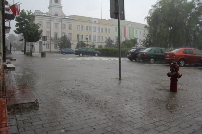 Grad i deszcz nad Ostrołęką: Blac bema pod wodą [11 VII 2012] - zdjęcie #18 - eOstroleka.pl