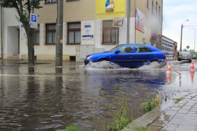 Grad i deszcz nad Ostrołęką: Blac bema pod wodą [11 VII 2012] - zdjęcie #9 - eOstroleka.pl