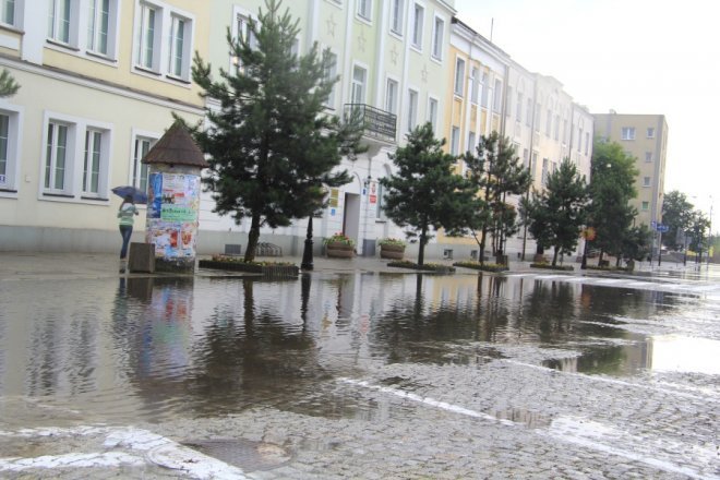 Grad i deszcz nad Ostrołęką: Blac bema pod wodą [11 VII 2012] - zdjęcie #11 - eOstroleka.pl
