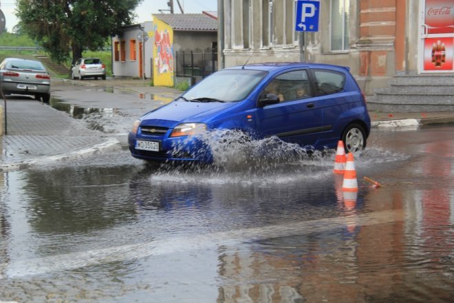 Grad i deszcz nad Ostrołęką: Blac bema pod wodą [11 VII 2012] - zdjęcie #18 - eOstroleka.pl