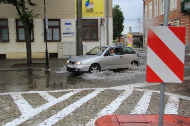 Grad i deszcz nad Ostrołęką: Blac bema pod wodą [11 VII 2012] - zdjęcie #20 - eOstroleka.pl