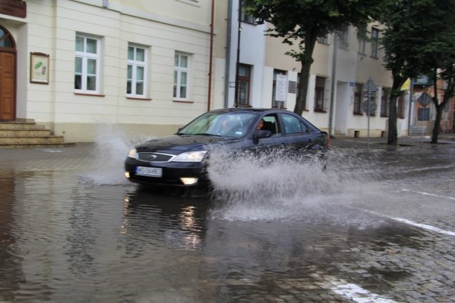 Grad i deszcz nad Ostrołęką: Blac bema pod wodą [11 VII 2012] - zdjęcie #21 - eOstroleka.pl