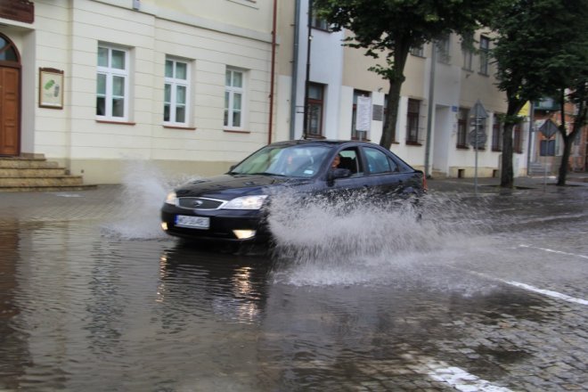 Grad i deszcz nad Ostrołęką: Blac bema pod wodą [11 VII 2012] - zdjęcie #2 - eOstroleka.pl