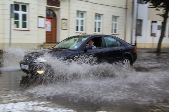 Grad i deszcz nad Ostrołęką: Blac bema pod wodą [11 VII 2012] - zdjęcie #22 - eOstroleka.pl