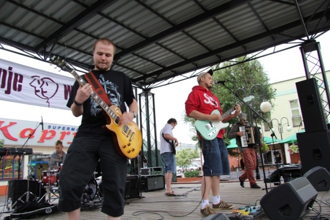 Koncert zespołu PodobaMISIę w strugach deszczu [14 VII 2012] - zdjęcie #35 - eOstroleka.pl