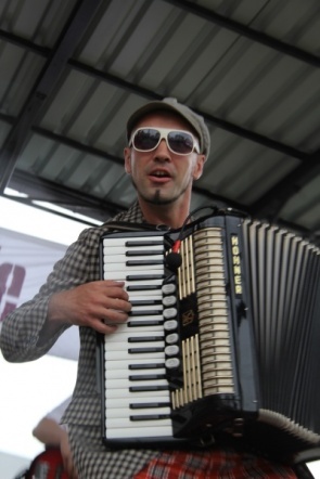 Koncert zespołu PodobaMISIę w strugach deszczu [14 VII 2012] - zdjęcie #32 - eOstroleka.pl