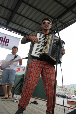 Koncert zespołu PodobaMISIę w strugach deszczu [14 VII 2012] - zdjęcie #30 - eOstroleka.pl